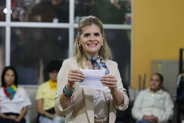 (260201) -- SAN JOSE, Feb. 1, 2026 -- Laura Fernandez of the ruling Sovereign People s Party prepares to cast her vote at a polling station in Cartago, Costa Rica, Feb. 1, 2026. Costa Ricans head to the polls on Sunday in presidential elections, as more than 7,000 polling stations opened nationwide. Polls opened at 6 a.m. local time (1200 GMT) and will close at 6 p.m. (0000 GMT). About 3.7 million registered voters are eligible to cast ballots, including over 67,000 Costa Ricans registered to vote abroad. (Photo by Xinhua) COSTA RICA-PRESIDENTIAL ELECTIONS-POLLING FranciscoxCanedo 