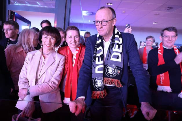 01.02.2026, Handball, Men s EHF EURO 2026, Deutschland - Dänemark, Jyske Bank Boxen in Herning, Final: Die Dänische Premierministerin Mette Frederiksen (Premierminister Dänemark Politik Politikerin) neben dem deutschen Bundeskanzler Friedrich Merz (Kanzler Politik Politiker CDU) Dänemark *** 01 02 2026, Handball, Men s EHF EURO 2026, Germany Denmark, Jyske Bank Boxing in Herning, Final The Danish Prime Minister Mette Frederiksen Prime Minister Denmark Politician Politician next to the German Chancellor Friedrich Merz Chancellor Politician Politician CDU Denmark
