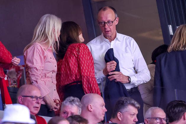 01.02.2026, Handball, Men s EHF EURO 2026, Deutschland - Dänemark, Jyske Bank Boxen in Herning, Final: Königin Mary von Dänemark Gräfin von Monpezat (geb. Mary Elizabeth Donaldson) neben dem deutschen Bundeskanzler Friedrich Merz (Kanzler Politik Politiker CDU) Dänemark
