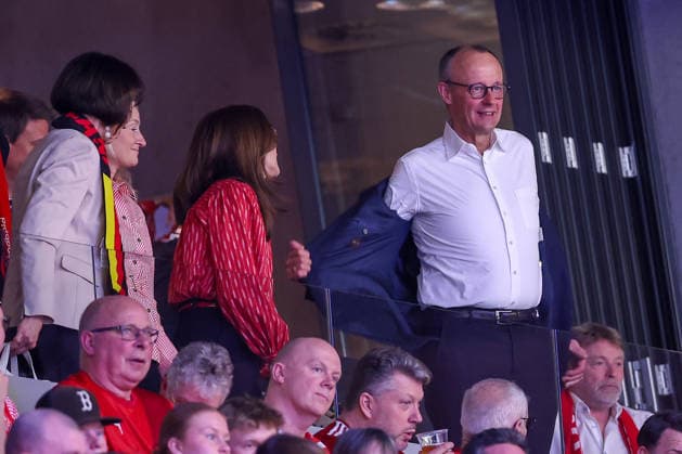 01.02.2026, Handball, Men s EHF EURO 2026, Deutschland - Dänemark, Jyske Bank Boxen in Herning, Final: Königin Mary von Dänemark Gräfin von Monpezat (geb. Mary Elizabeth Donaldson) neben dem deutschen Bundeskanzler Friedrich Merz (Kanzler Politik Politiker CDU) Dänemark
