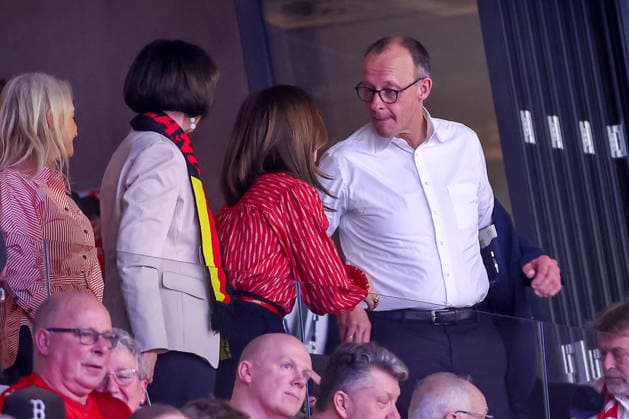 01.02.2026, Handball, Men s EHF EURO 2026, Deutschland - Dänemark, Jyske Bank Boxen in Herning, Final: Königin Mary von Dänemark Gräfin von Monpezat (geb. Mary Elizabeth Donaldson) neben dem deutschen Bundeskanzler Friedrich Merz (Kanzler Politik Politiker CDU) Dänemark