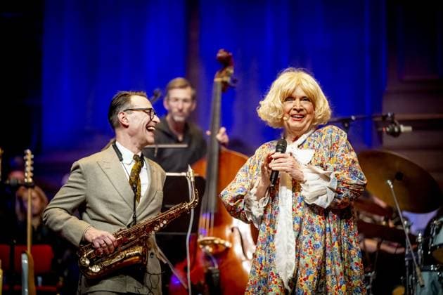 AMSTERDAM Paul Haenen on stage with Benjamin Herman during an anniversary gala at the Concertgebouw. Haenen celebrated the fiftieth birthday of his alter ego, Margreet Dolman. ROBIN UTRECHT ANP netherlands out - belgium out  Copyright: xx x549376375x originalFilename: 549376375.jpg