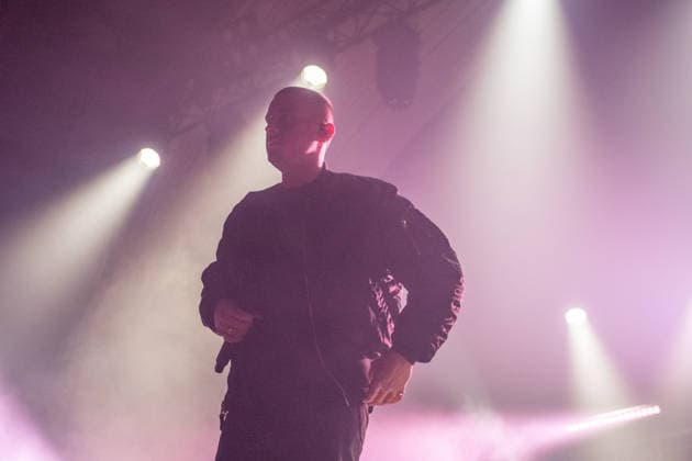 Leipzig, Haus Auensee: Der Hamburger Rapper Disarstar (bürgerlich Gerrit Falius) spielt ein ausverkauftes Konzert vor rund 3.200 Zuschauerinnen und Zuschauern energiegeladene Live-Performance mit Publikum im Haus Auensee Disarstar Leipzig