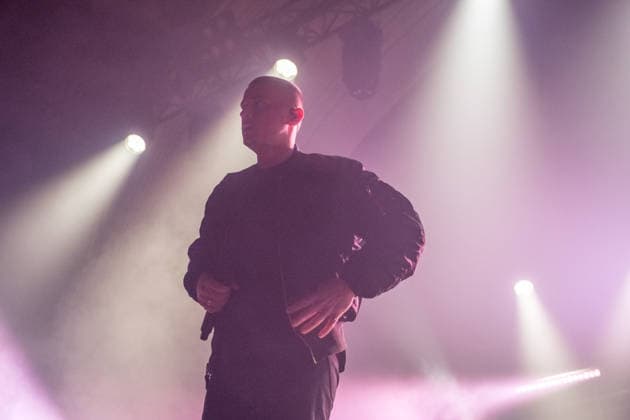 Leipzig, Haus Auensee: Der Hamburger Rapper Disarstar (bürgerlich Gerrit Falius) spielt ein ausverkauftes Konzert vor rund 3.200 Zuschauerinnen und Zuschauern energiegeladene Live-Performance mit Publikum im Haus Auensee Disarstar Leipzig