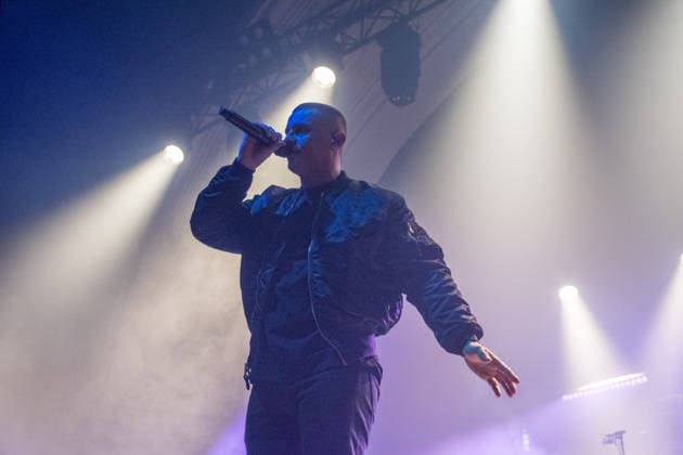 Leipzig, Haus Auensee: Der Hamburger Rapper Disarstar (bürgerlich Gerrit Falius) spielt ein ausverkauftes Konzert vor rund 3.200 Zuschauerinnen und Zuschauern energiegeladene Live-Performance mit Publikum im Haus Auensee Disarstar Leipzig