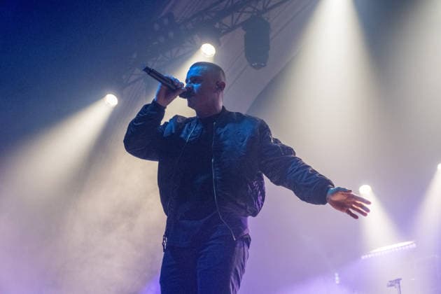 Leipzig, Haus Auensee: Der Hamburger Rapper Disarstar (bürgerlich Gerrit Falius) spielt ein ausverkauftes Konzert vor rund 3.200 Zuschauerinnen und Zuschauern energiegeladene Live-Performance mit Publikum im Haus Auensee Disarstar Leipzig