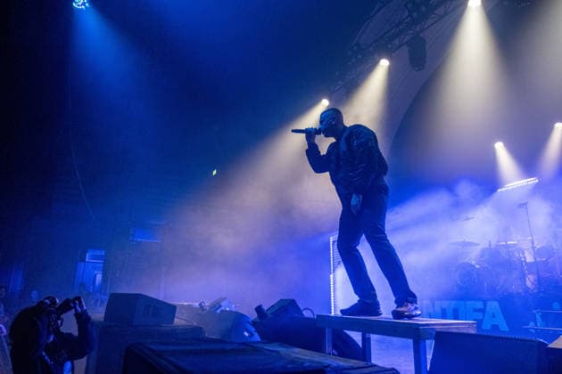 Leipzig, Haus Auensee: Der Hamburger Rapper Disarstar (bürgerlich Gerrit Falius) spielt ein ausverkauftes Konzert vor rund 3.200 Zuschauerinnen und Zuschauern energiegeladene Live-Performance mit Publikum im Haus Auensee Disarstar Leipzig