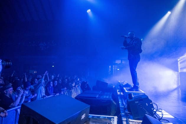 Leipzig, Haus Auensee: Der Hamburger Rapper Disarstar (bürgerlich Gerrit Falius) spielt ein ausverkauftes Konzert vor rund 3.200 Zuschauerinnen und Zuschauern energiegeladene Live-Performance mit Publikum im Haus Auensee Disarstar Leipzig