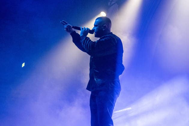 Leipzig, Haus Auensee: Der Hamburger Rapper Disarstar (bürgerlich Gerrit Falius) spielt ein ausverkauftes Konzert vor rund 3.200 Zuschauerinnen und Zuschauern energiegeladene Live-Performance mit Publikum im Haus Auensee Disarstar Leipzig