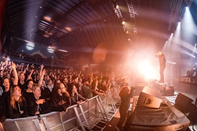 Leipzig, Haus Auensee: Der Hamburger Rapper Disarstar (bürgerlich Gerrit Falius) spielt ein ausverkauftes Konzert vor rund 3.200 Zuschauerinnen und Zuschauern energiegeladene Live-Performance mit Publikum im Haus Auensee Disarstar Leipzig