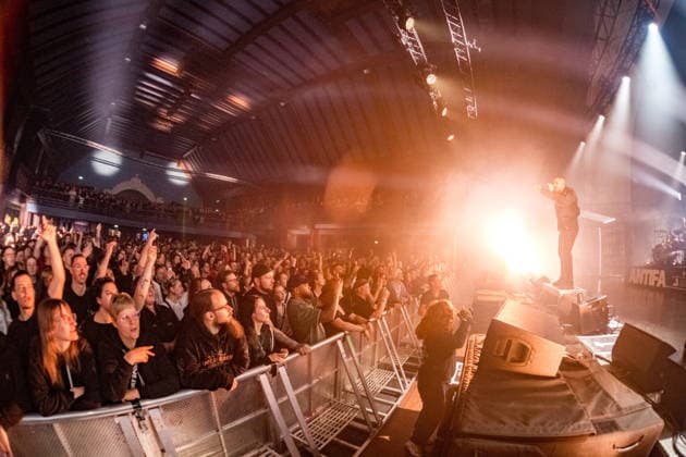 Leipzig, Haus Auensee: Der Hamburger Rapper Disarstar (bürgerlich Gerrit Falius) spielt ein ausverkauftes Konzert vor rund 3.200 Zuschauerinnen und Zuschauern energiegeladene Live-Performance mit Publikum im Haus Auensee Disarstar Leipzig