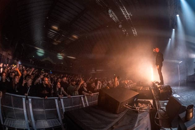 Leipzig, Haus Auensee: Der Hamburger Rapper Disarstar (bürgerlich Gerrit Falius) spielt ein ausverkauftes Konzert vor rund 3.200 Zuschauerinnen und Zuschauern energiegeladene Live-Performance mit Publikum im Haus Auensee Disarstar Leipzig