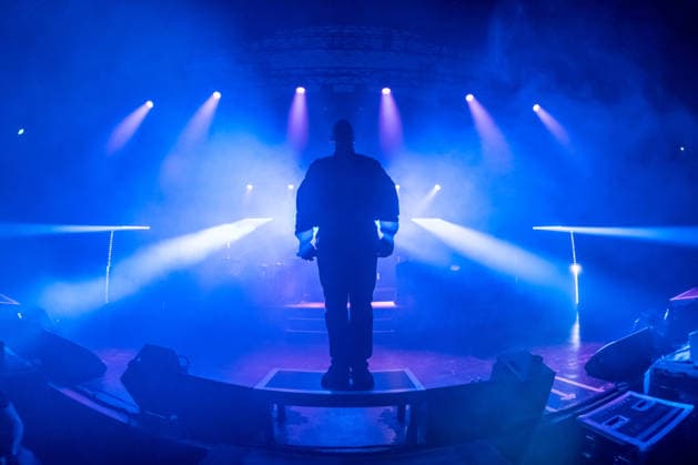 Leipzig, Haus Auensee: Der Hamburger Rapper Disarstar (bürgerlich Gerrit Falius) spielt ein ausverkauftes Konzert vor rund 3.200 Zuschauerinnen und Zuschauern energiegeladene Live-Performance mit Publikum im Haus Auensee Disarstar Leipzig