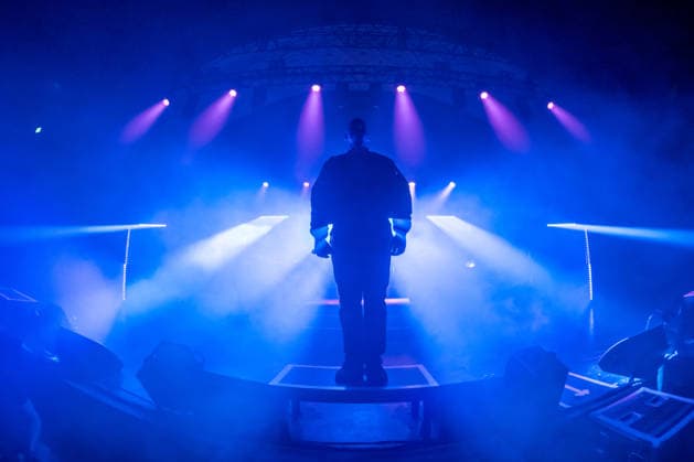 Leipzig, Haus Auensee: Der Hamburger Rapper Disarstar (bürgerlich Gerrit Falius) spielt ein ausverkauftes Konzert vor rund 3.200 Zuschauerinnen und Zuschauern energiegeladene Live-Performance mit Publikum im Haus Auensee Disarstar Leipzig