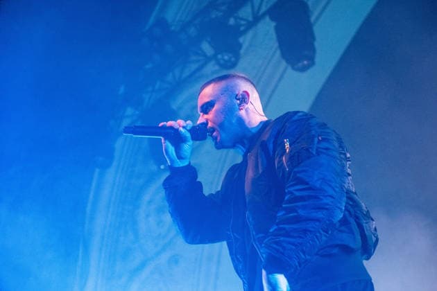 Leipzig, Haus Auensee: Der Hamburger Rapper Disarstar (bürgerlich Gerrit Falius) spielt ein ausverkauftes Konzert vor rund 3.200 Zuschauerinnen und Zuschauern energiegeladene Live-Performance mit Publikum im Haus Auensee Disarstar Leipzig
