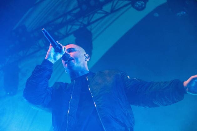 Leipzig, Haus Auensee: Der Hamburger Rapper Disarstar (bürgerlich Gerrit Falius) spielt ein ausverkauftes Konzert vor rund 3.200 Zuschauerinnen und Zuschauern energiegeladene Live-Performance mit Publikum im Haus Auensee Disarstar Leipzig