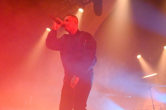 Leipzig, Haus Auensee: Der Hamburger Rapper Disarstar (bürgerlich Gerrit Falius) spielt ein ausverkauftes Konzert vor rund 3.200 Zuschauerinnen und Zuschauern energiegeladene Live-Performance mit Publikum im Haus Auensee Disarstar Leipzig