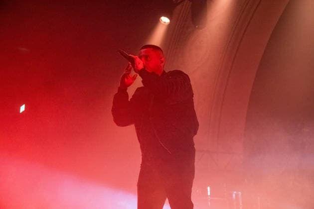 Leipzig, Haus Auensee: Der Hamburger Rapper Disarstar (bürgerlich Gerrit Falius) spielt ein ausverkauftes Konzert vor rund 3.200 Zuschauerinnen und Zuschauern energiegeladene Live-Performance mit Publikum im Haus Auensee Disarstar Leipzig