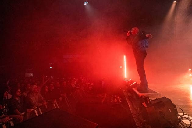 Leipzig, Haus Auensee: Der Hamburger Rapper Disarstar (bürgerlich Gerrit Falius) spielt ein ausverkauftes Konzert vor rund 3.200 Zuschauerinnen und Zuschauern energiegeladene Live-Performance mit Publikum im Haus Auensee Disarstar Leipzig