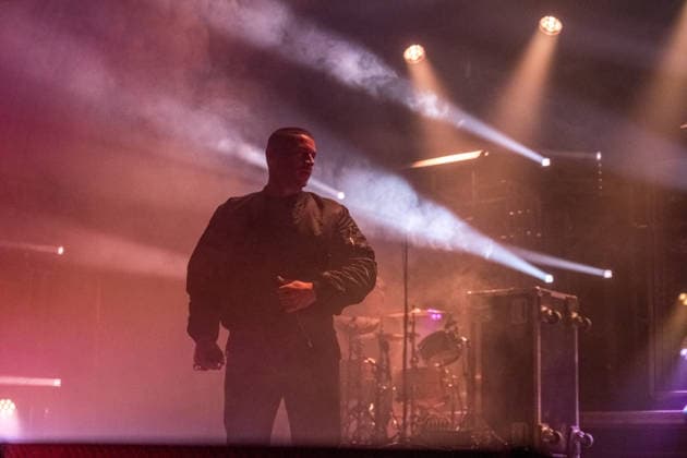 Leipzig, Haus Auensee: Der Hamburger Rapper Disarstar (bürgerlich Gerrit Falius) spielt ein ausverkauftes Konzert vor rund 3.200 Zuschauerinnen und Zuschauern energiegeladene Live-Performance mit Publikum im Haus Auensee Disarstar Leipzig