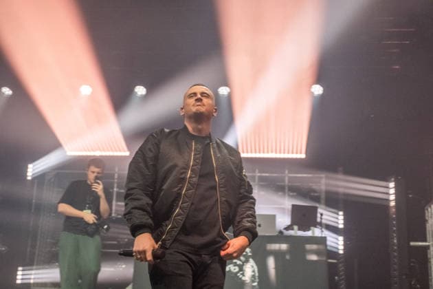 Leipzig, Haus Auensee: Der Hamburger Rapper Disarstar (bürgerlich Gerrit Falius) spielt ein ausverkauftes Konzert vor rund 3.200 Zuschauerinnen und Zuschauern energiegeladene Live-Performance mit Publikum im Haus Auensee Disarstar Leipzig