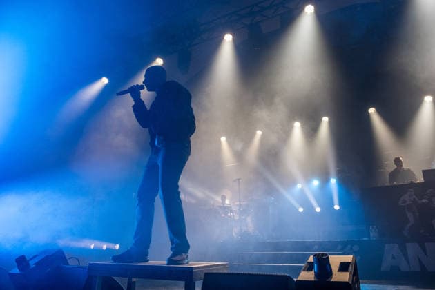 Leipzig, Haus Auensee: Der Hamburger Rapper Disarstar (bürgerlich Gerrit Falius) spielt ein ausverkauftes Konzert vor rund 3.200 Zuschauerinnen und Zuschauern energiegeladene Live-Performance mit Publikum im Haus Auensee Disarstar Leipzig