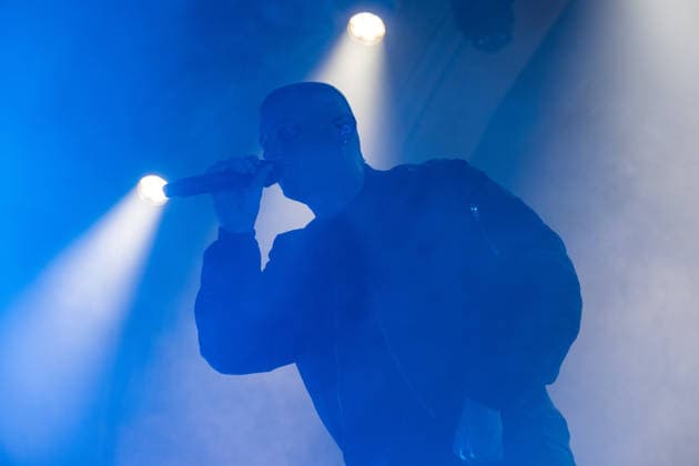 Leipzig, Haus Auensee: Der Hamburger Rapper Disarstar (bürgerlich Gerrit Falius) spielt ein ausverkauftes Konzert vor rund 3.200 Zuschauerinnen und Zuschauern energiegeladene Live-Performance mit Publikum im Haus Auensee Disarstar Leipzig