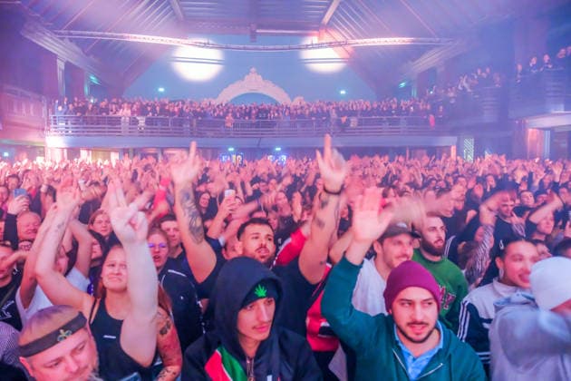Leipzig, Haus Auensee: Der Hamburger Rapper Disarstar (bürgerlich Gerrit Falius) spielt ein ausverkauftes Konzert vor rund 3.200 Zuschauerinnen und Zuschauern energiegeladene Live-Performance mit Publikum im Haus Auensee Disarstar Leipzig