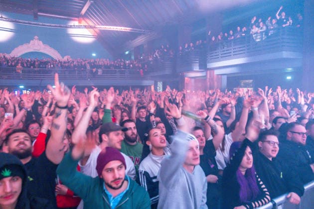 Leipzig, Haus Auensee: Der Hamburger Rapper Disarstar (bürgerlich Gerrit Falius) spielt ein ausverkauftes Konzert vor rund 3.200 Zuschauerinnen und Zuschauern energiegeladene Live-Performance mit Publikum im Haus Auensee Disarstar Leipzig