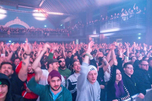 Leipzig, Haus Auensee: Der Hamburger Rapper Disarstar (bürgerlich Gerrit Falius) spielt ein ausverkauftes Konzert vor rund 3.200 Zuschauerinnen und Zuschauern energiegeladene Live-Performance mit Publikum im Haus Auensee Disarstar Leipzig