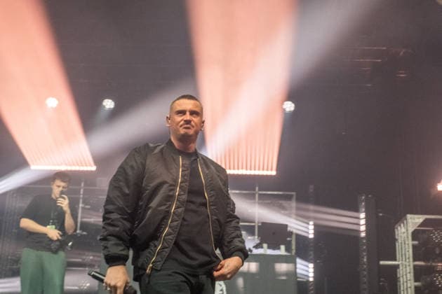 Leipzig, Haus Auensee: Der Hamburger Rapper Disarstar (bürgerlich Gerrit Falius) spielt ein ausverkauftes Konzert vor rund 3.200 Zuschauerinnen und Zuschauern energiegeladene Live-Performance mit Publikum im Haus Auensee Disarstar Leipzig