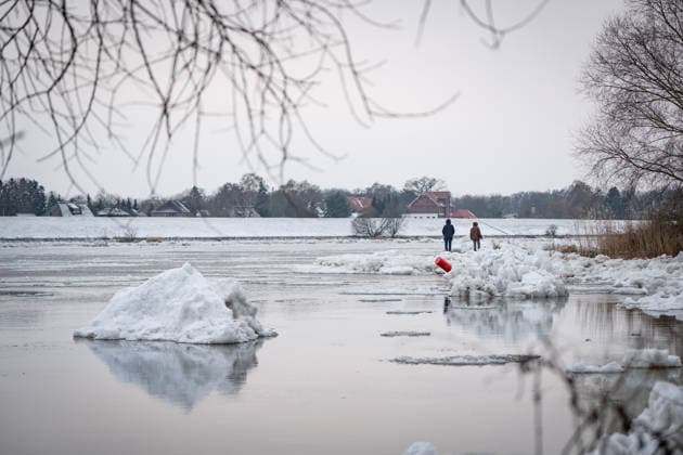 Eisformationen und treibende Eisberge auf der Elbe bei Geesthacht. Winterliche Landschaft im Raum Hamburg während einer eisigen Wetterlage im Januar Februar 2026;Eisformationen und treibende Eisberge auf der Elbe bei Geesthacht. Winterliche Landschaft im Raum Hamburg während einer eisigen Wetterlage im Januar Februar 2026, Geesthacht Schleswig.Holstein Deutschland Elbe bei Geesthacht *** Ice formations and drifting icebergs on the Elbe near Geesthacht Winter landscape in the Hamburg area during icy weather conditions in January February 2026 Ice formations and drifting icebergs on the Elbe near Geesthacht Winter landscape in the Hamburg area during icy weather conditions in January February 2026, Geesthacht Schleswig Holstein Germany Elbe