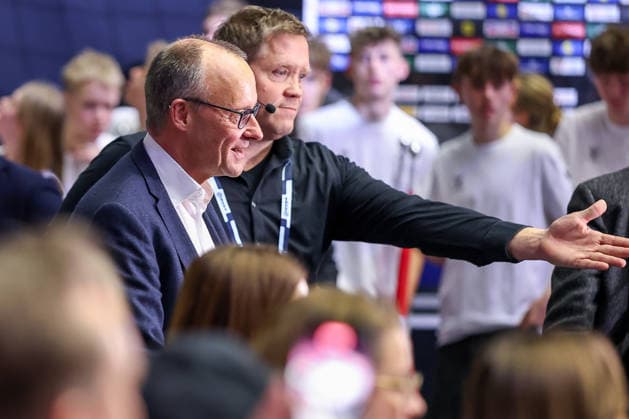 01.02.2026, Handball, Men s EHF EURO 2026, Deutschland - Dänemark, Jyske Bank Boxen in Herning, Final: Der deutsche Bundeskanzler Friedrich Merz (Kanzler Politik Politiker CDU) betritt die Halle Dänemark