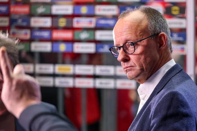 01.02.2026, Handball, Men s EHF EURO 2026, Deutschland - Dänemark, Jyske Bank Boxen in Herning, Final: Der deutsche Bundeskanzler Friedrich Merz (Kanzler Politik Politiker CDU) blickt zur Seite Dänemark