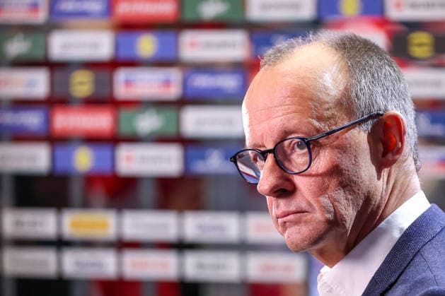 01.02.2026, Handball, Men s EHF EURO 2026, Deutschland - Dänemark, Jyske Bank Boxen in Herning, Final: Der deutsche Bundeskanzler Friedrich Merz (Kanzler Politik Politiker CDU) blickt zur Seite Dänemark