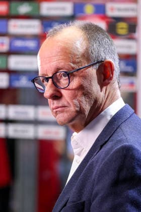 01.02.2026, Handball, Men s EHF EURO 2026, Deutschland - Dänemark, Jyske Bank Boxen in Herning, Final: Der deutsche Bundeskanzler Friedrich Merz (Kanzler Politik Politiker CDU) blickt zur Seite Dänemark