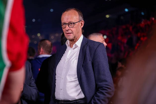 01.02.2026, Handball, Men s EHF EURO 2026, Deutschland - Dänemark, Jyske Bank Boxen in Herning, Final: Der deutsche Bundeskanzler Friedrich Merz (Kanzler Politik Politiker CDU) blickt nach Vorne Dänemark
