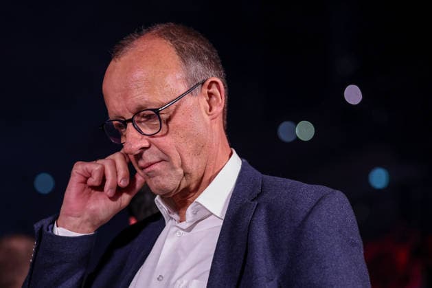 01.02.2026, Handball, Men s EHF EURO 2026, Deutschland - Dänemark, Jyske Bank Boxen in Herning, Final: Der deutsche Bundeskanzler Friedrich Merz (Kanzler Politik Politiker CDU) greift sich an den Kopf Dänemark