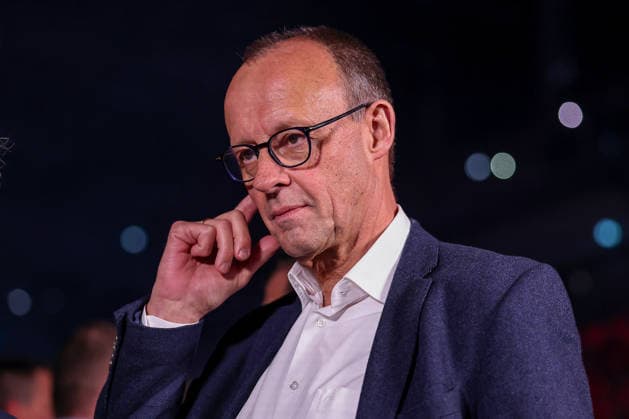01.02.2026, Handball, Men s EHF EURO 2026, Deutschland - Dänemark, Jyske Bank Boxen in Herning, Final: Der deutsche Bundeskanzler Friedrich Merz (Kanzler Politik Politiker CDU) greift sich an den Kopf Dänemark