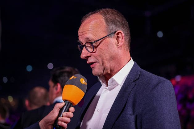01.02.2026, Handball, Men s EHF EURO 2026, Deutschland - Dänemark, Jyske Bank Boxen in Herning, Final: Der deutsche Bundeskanzler Friedrich Merz (Kanzler Politik Politiker CDU) Seitlich im Profil im Intervied mit dem ZDF Dänemark