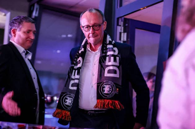 01.02.2026, Handball, Men s EHF EURO 2026, Deutschland - Dänemark, Jyske Bank Boxen in Herning, Final: Der deutsche Bundeskanzler Friedrich Merz (Kanzler Politik Politiker CDU) mit fanschal um den Hals Dänemark