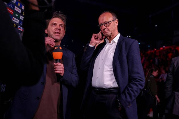 01.02.2026, Handball, Men s EHF EURO 2026, Deutschland - Dänemark, Jyske Bank Boxen in Herning, Final: Der deutsche Bundeskanzler Friedrich Merz (Kanzler Politik Politiker CDU) greift sich an den Kopf beim Interview mit dem ZDF Dänemark