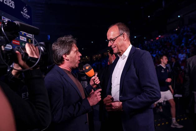 01.02.2026, Handball, Men s EHF EURO 2026, Deutschland - Dänemark, Jyske Bank Boxen in Herning, Final: Der deutsche Bundeskanzler Friedrich Merz (Kanzler Politik Politiker CDU) beim Interview mit dem ZDF Dänemark