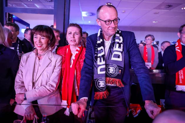 01.02.2026, Handball, Men s EHF EURO 2026, Deutschland - Dänemark, Jyske Bank Boxen in Herning, Final: Der deutsche Bundeskanzler Friedrich Merz (Kanzler Politik Politiker CDU) verfolgt das Spiel mit Fanschal um den Hals zusammen mit Ehefrau Charlotte Merz (links) und Die Dänische Premierministerin Mette Frederiksen (Premierminister Dänemark Politik Politikerin) (mitte). Dänemark