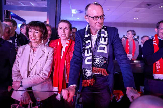 01.02.2026, Handball, Men s EHF EURO 2026, Deutschland - Dänemark, Jyske Bank Boxen in Herning, Final: Der deutsche Bundeskanzler Friedrich Merz (Kanzler Politik Politiker CDU) verfolgt das Spiel mit Fanschal um den Hals zusammen mit Ehefrau Charlotte Merz (links) und Die Dänische Premierministerin Mette Frederiksen (Premierminister Dänemark Politik Politikerin) (mitte). Dänemark