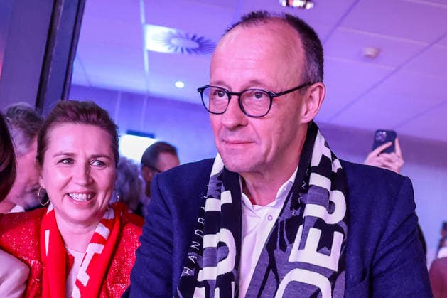 01.02.2026, Handball, Men s EHF EURO 2026, Deutschland - Dänemark, Jyske Bank Boxen in Herning, Final: Der deutsche Bundeskanzler Friedrich Merz (Kanzler Politik Politiker CDU) verfolgt das Spiel mit Fanschal um den Hals zusammen mit Die Dänische Premierministerin Mette Frederiksen (Premierminister Dänemark Politik Politikerin) (links). Dänemark