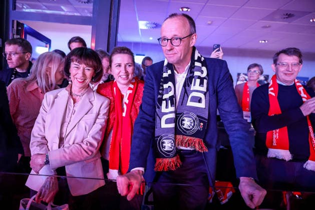 01.02.2026, Handball, Men s EHF EURO 2026, Deutschland - Dänemark, Jyske Bank Boxen in Herning, Final: Der deutsche Bundeskanzler Friedrich Merz (Kanzler Politik Politiker CDU) verfolgt das Spiel mit Fanschal um den Hals zusammen mit Ehefrau Charlotte Merz (links) und Die Dänische Premierministerin Mette Frederiksen (Premierminister Dänemark Politik Politikerin) (mitte). Dänemark