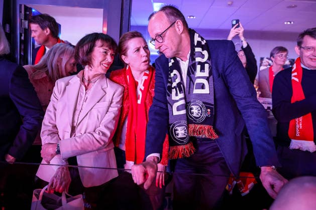 01.02.2026, Handball, Men s EHF EURO 2026, Deutschland - Dänemark, Jyske Bank Boxen in Herning, Final: Der deutsche Bundeskanzler Friedrich Merz (Kanzler Politik Politiker CDU) verfolgt das Spiel mit Fanschal um den Hals zusammen mit Ehefrau Charlotte Merz (links) und Die Dänische Premierministerin Mette Frederiksen (Premierminister Dänemark Politik Politikerin) (mitte). Dänemark