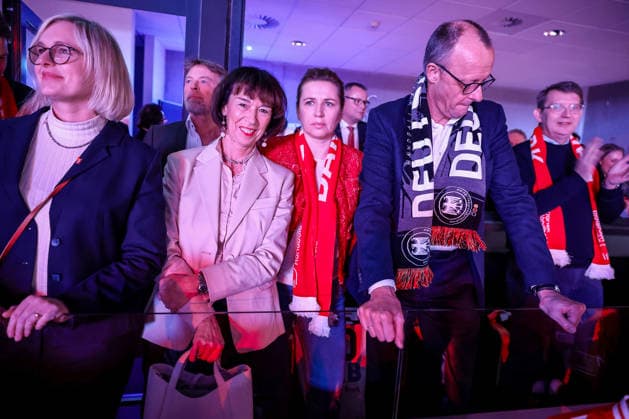 01.02.2026, Handball, Men s EHF EURO 2026, Deutschland - Dänemark, Jyske Bank Boxen in Herning, Final: Der deutsche Bundeskanzler Friedrich Merz (Kanzler Politik Politiker CDU) verfolgt das Spiel mit Fanschal um den Hals zusammen mit Ehefrau Charlotte Merz (links) und Die Dänische Premierministerin Mette Frederiksen (Premierminister Dänemark Politik Politikerin) (mitte). Dänemark