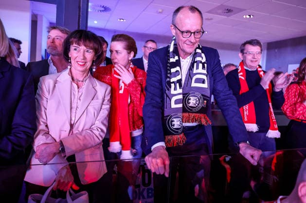 01.02.2026, Handball, Men s EHF EURO 2026, Deutschland - Dänemark, Jyske Bank Boxen in Herning, Final: Der deutsche Bundeskanzler Friedrich Merz (Kanzler Politik Politiker CDU) verfolgt das Spiel mit Fanschal um den Hals zusammen mit Ehefrau Charlotte Merz (links) und Die Dänische Premierministerin Mette Frederiksen (Premierminister Dänemark Politik Politikerin) (mitte). Dänemark